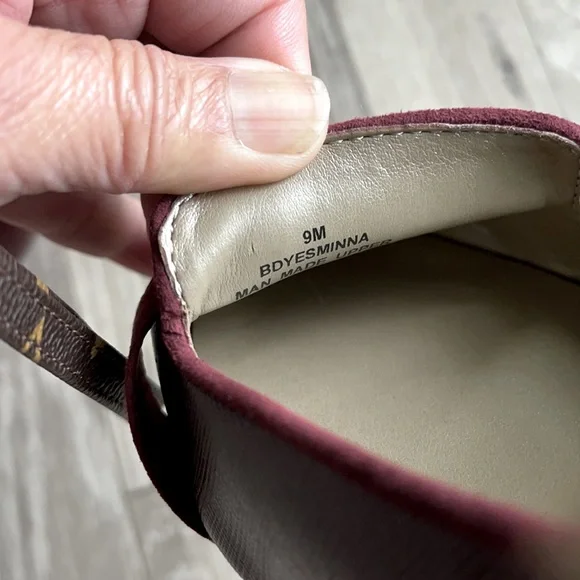 NWOB Bandolino maroon flat wedge with bow - Picture 9 of 9